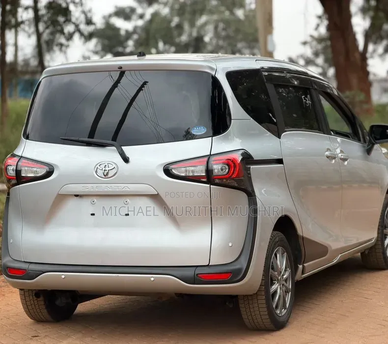 Toyota Sienta 2019 Silver