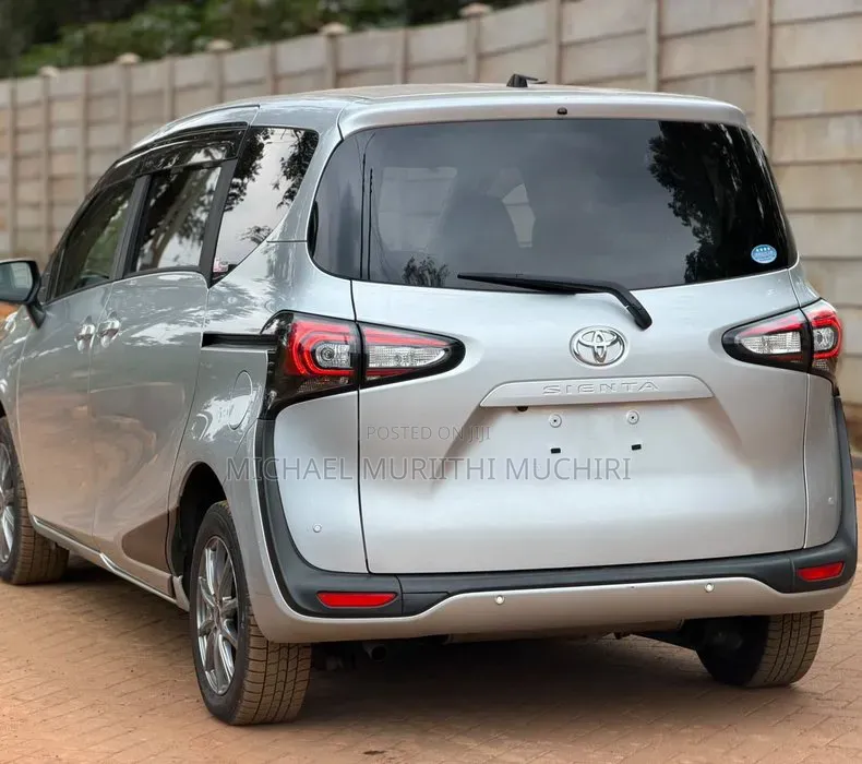 Toyota Sienta 2019 Silver