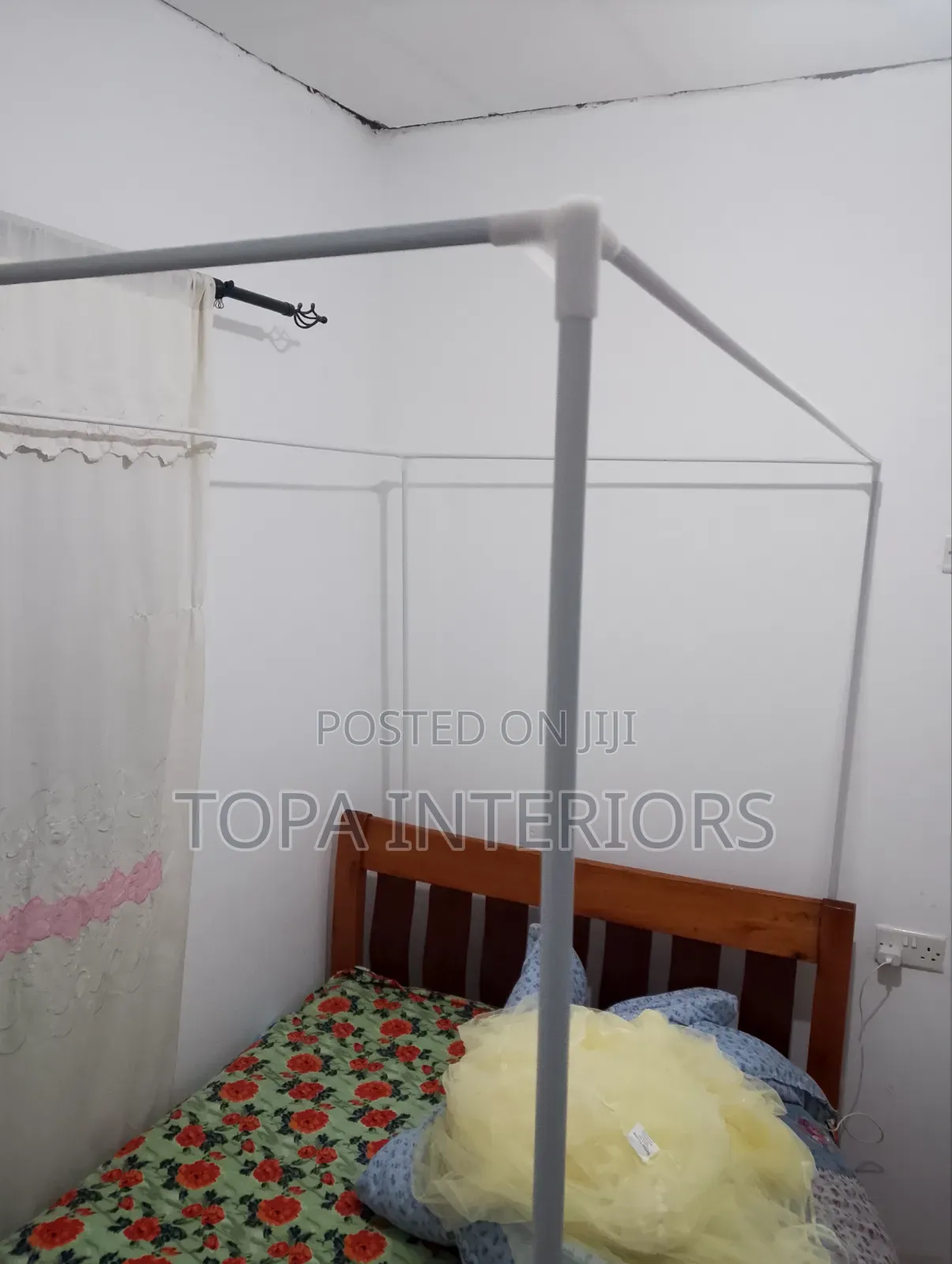 Lightweight Bedroom Mosquito Net With Four Stands