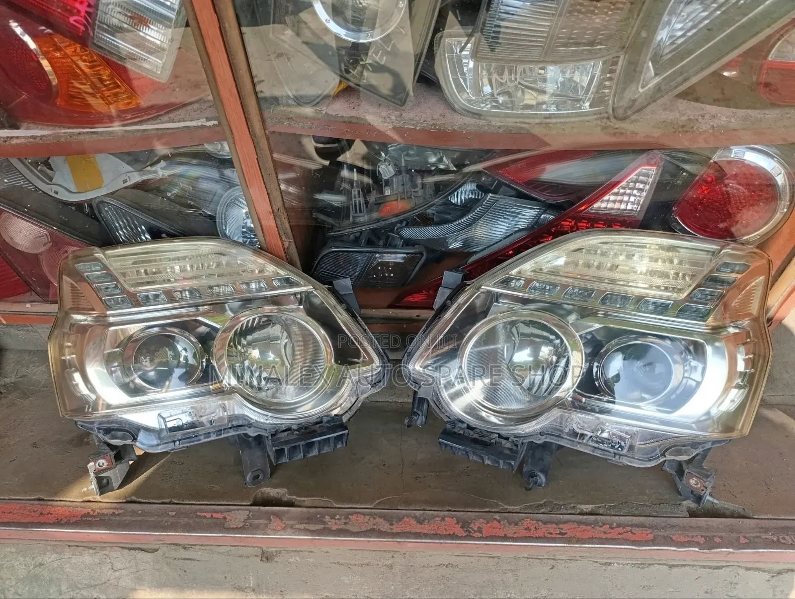 Nissan X-Tril NT 31 Headlight Zenon Type Complete With Zenon and Bulb
