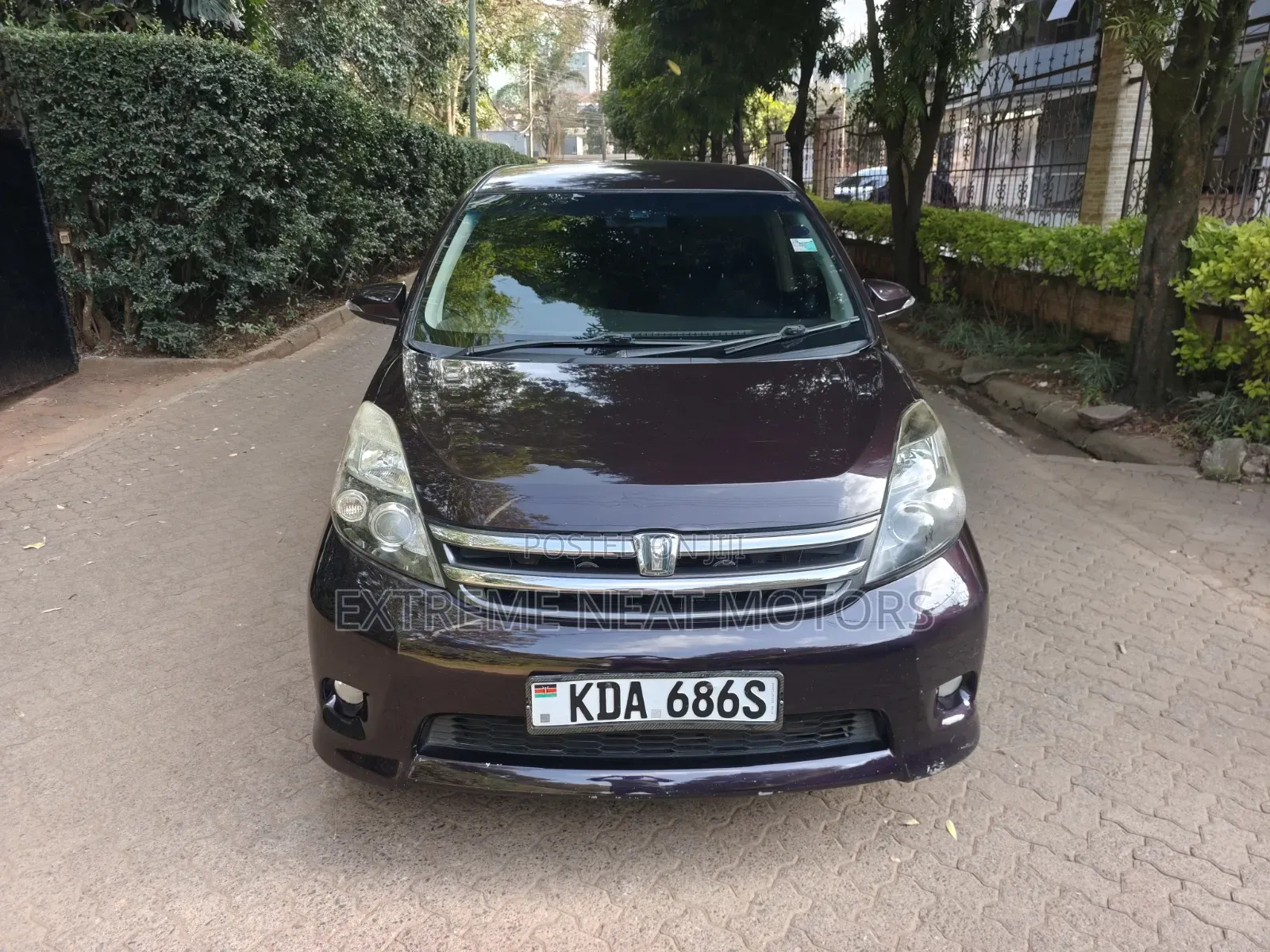 Toyota ISIS 2012 Burgundy