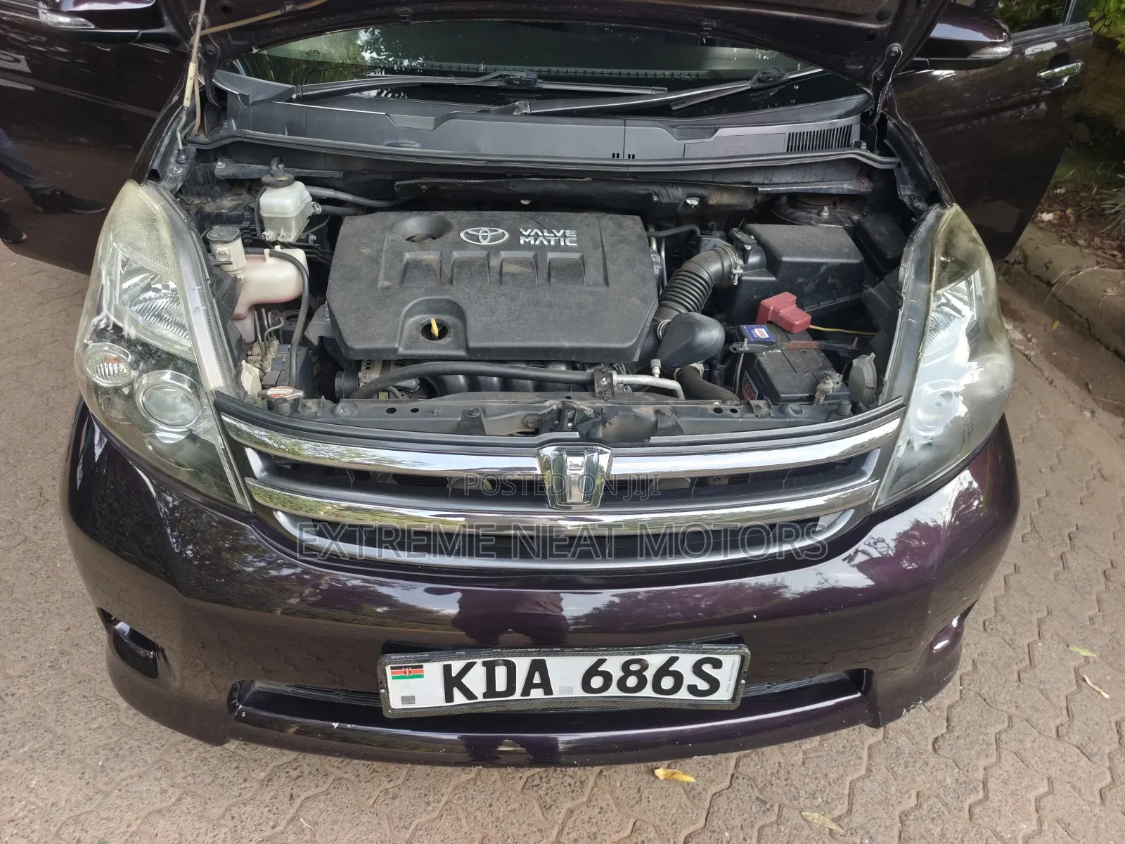 Toyota ISIS 2012 Burgundy