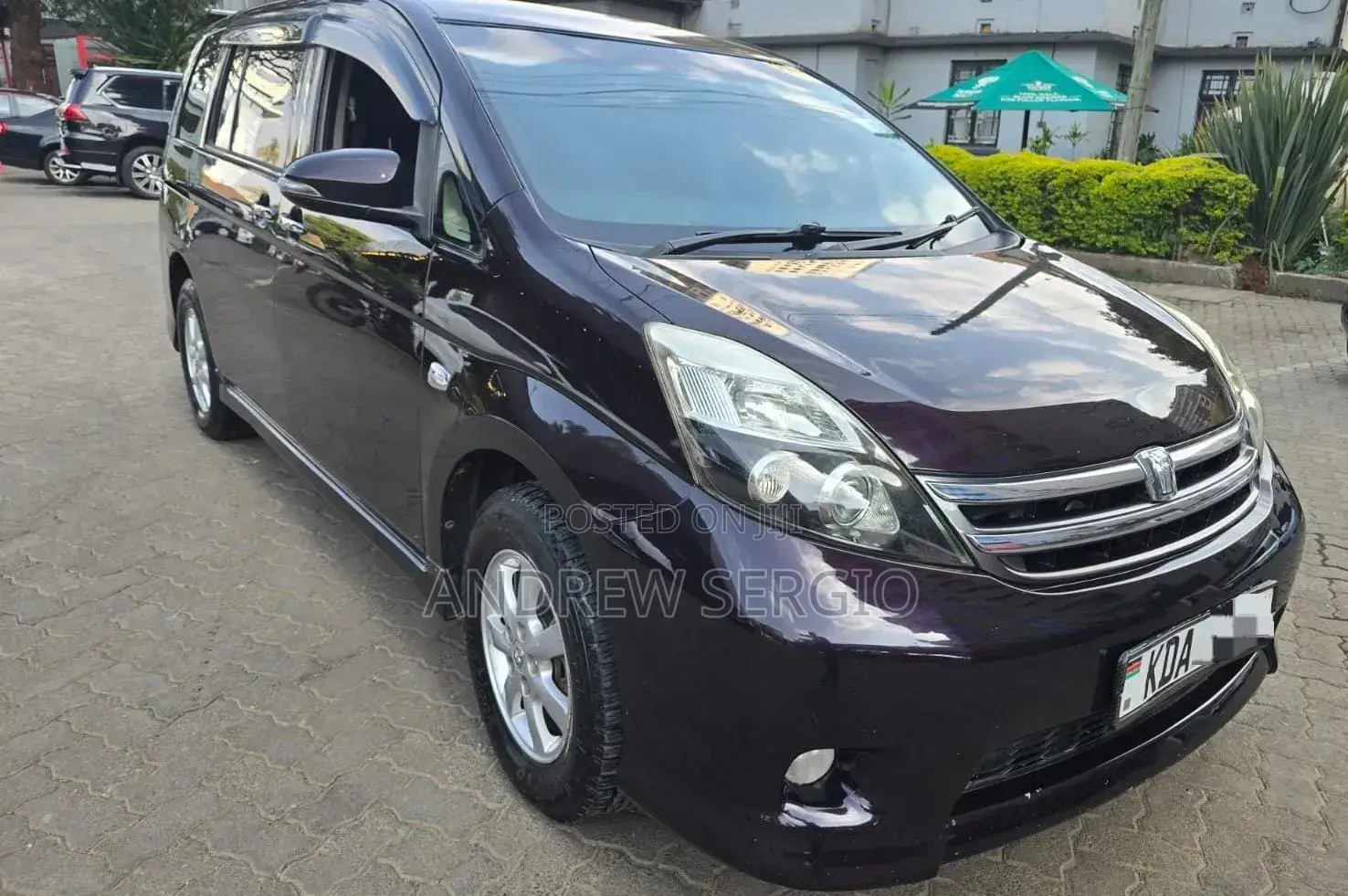 Toyota ISIS 2014 Black