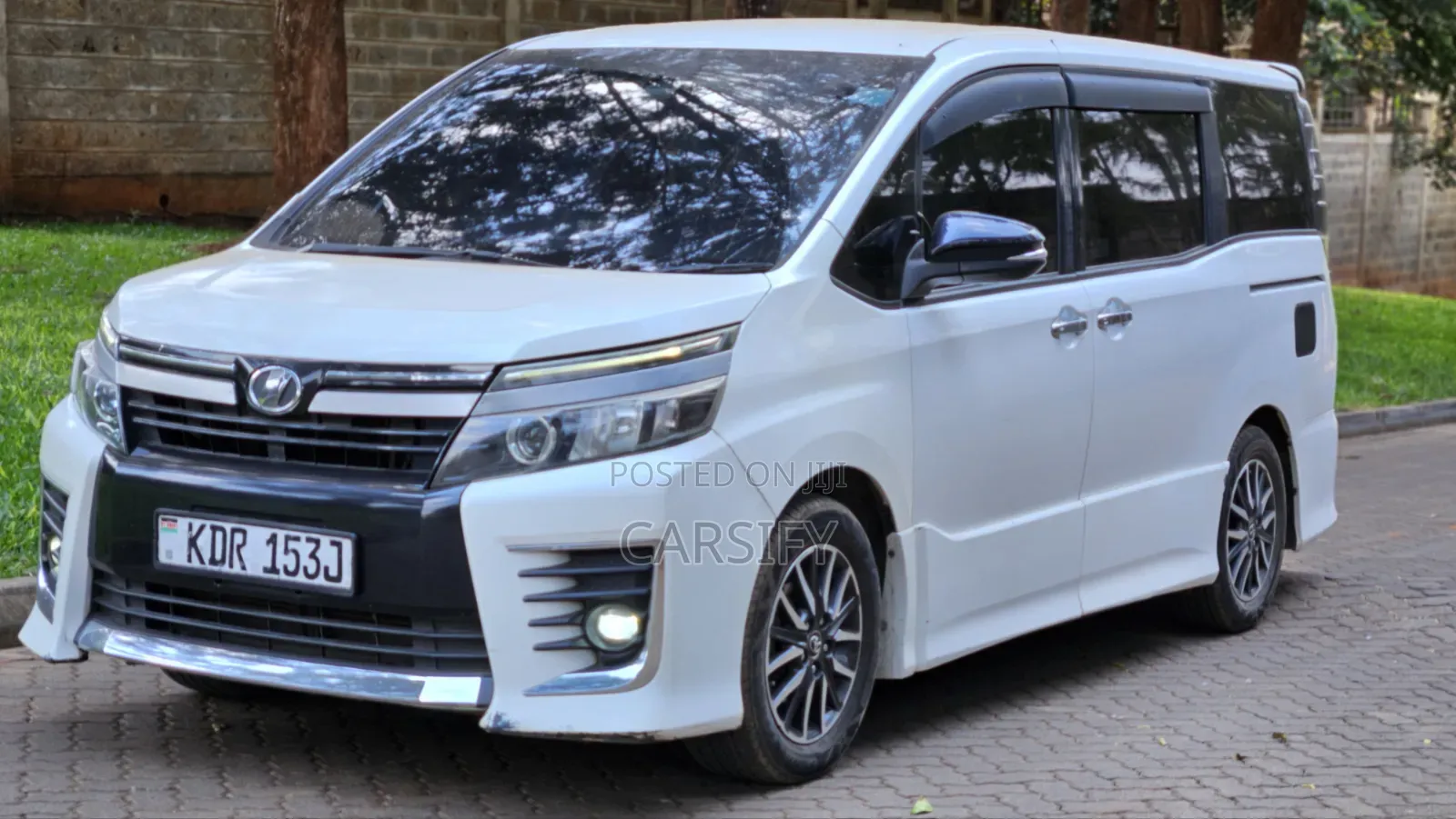 Toyota Voxy 2017 Pearl