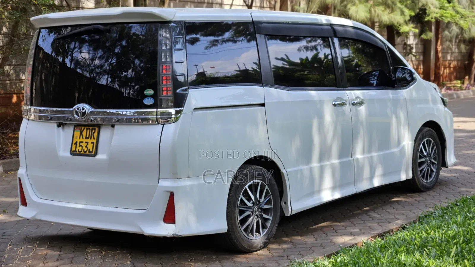 Toyota Voxy 2017 Pearl