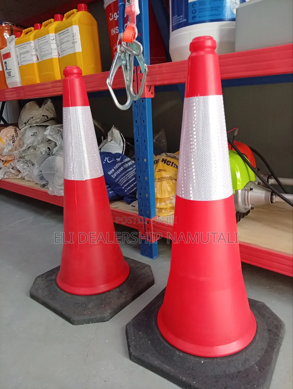 Reflective Safety Traffic Cone 75cm – Ideal for Construction Sites