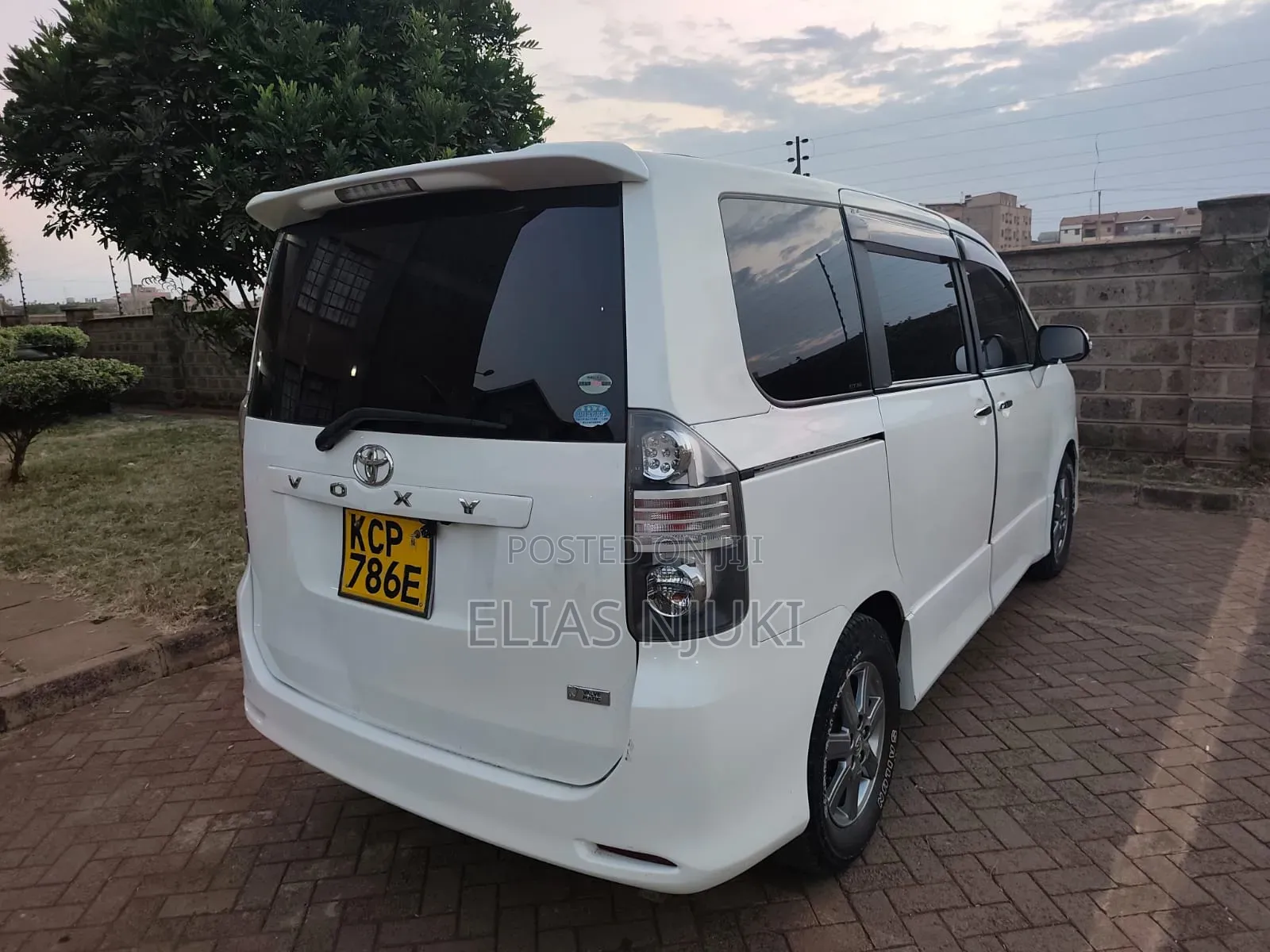 Toyota Voxy 2011 Pearl