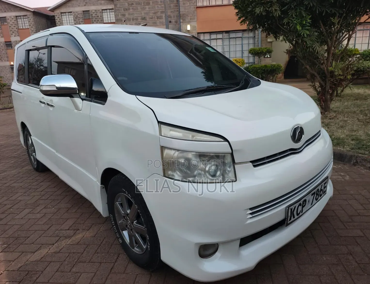 Toyota Voxy 2011 Pearl