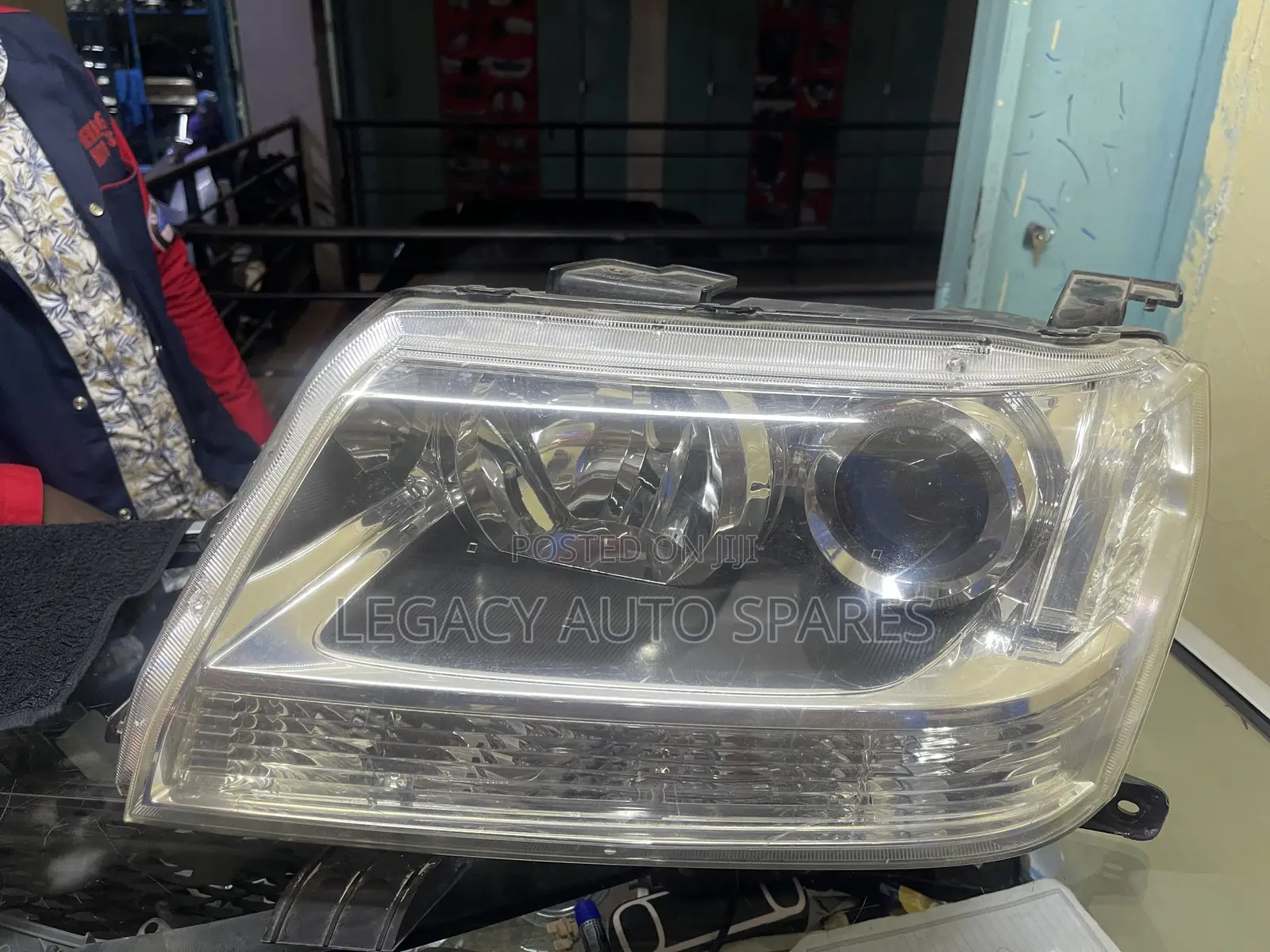 Suzuki Escudo Headlight