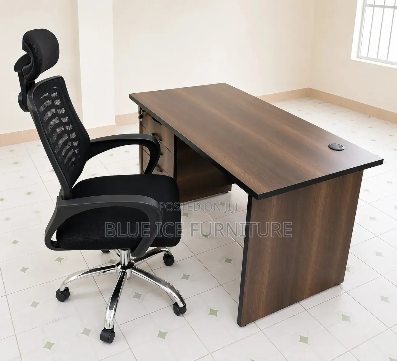 Modern Workstation Desk Adjustable Headrest Office Chair
