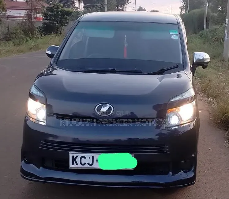 Toyota Voxy 2010 Blue