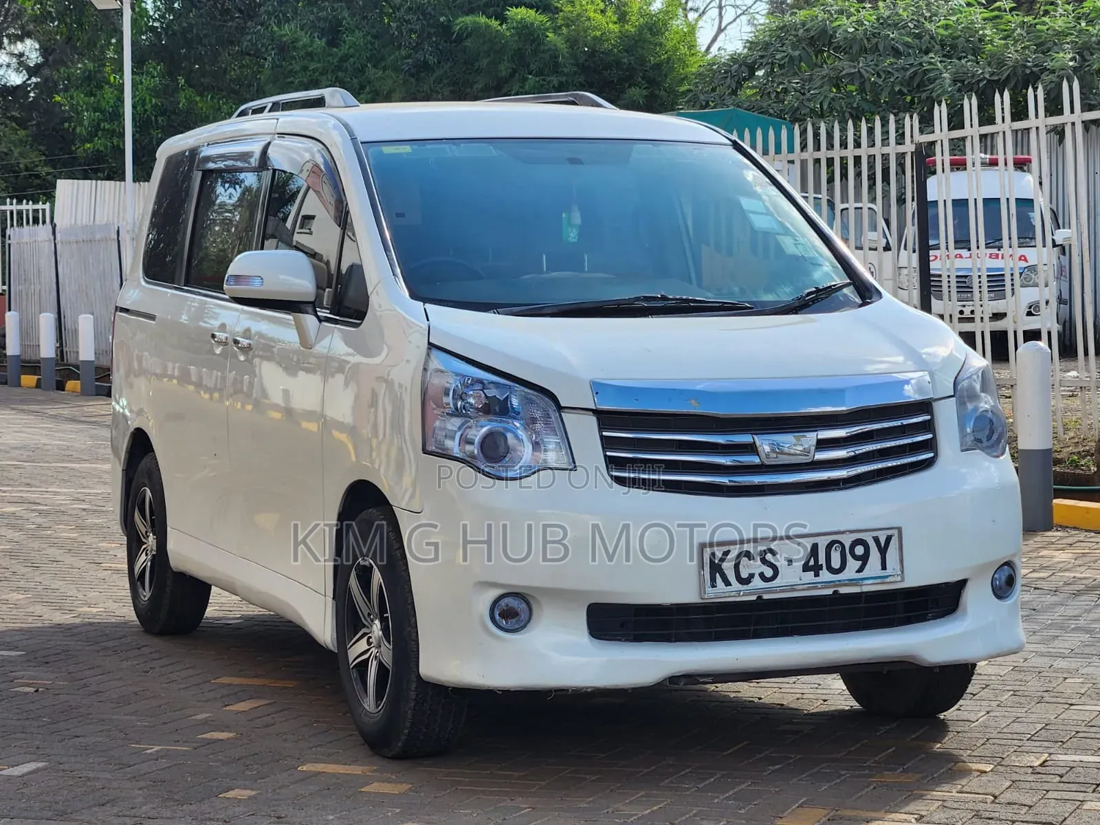 Toyota Noah 2011 Pearl