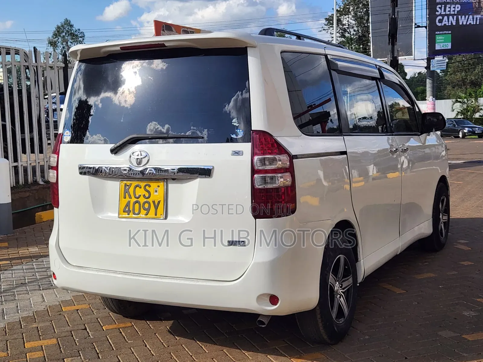 Toyota Noah 2011 Pearl