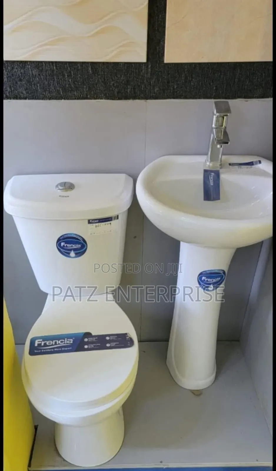 Complete Toilet Set With a Pedestral