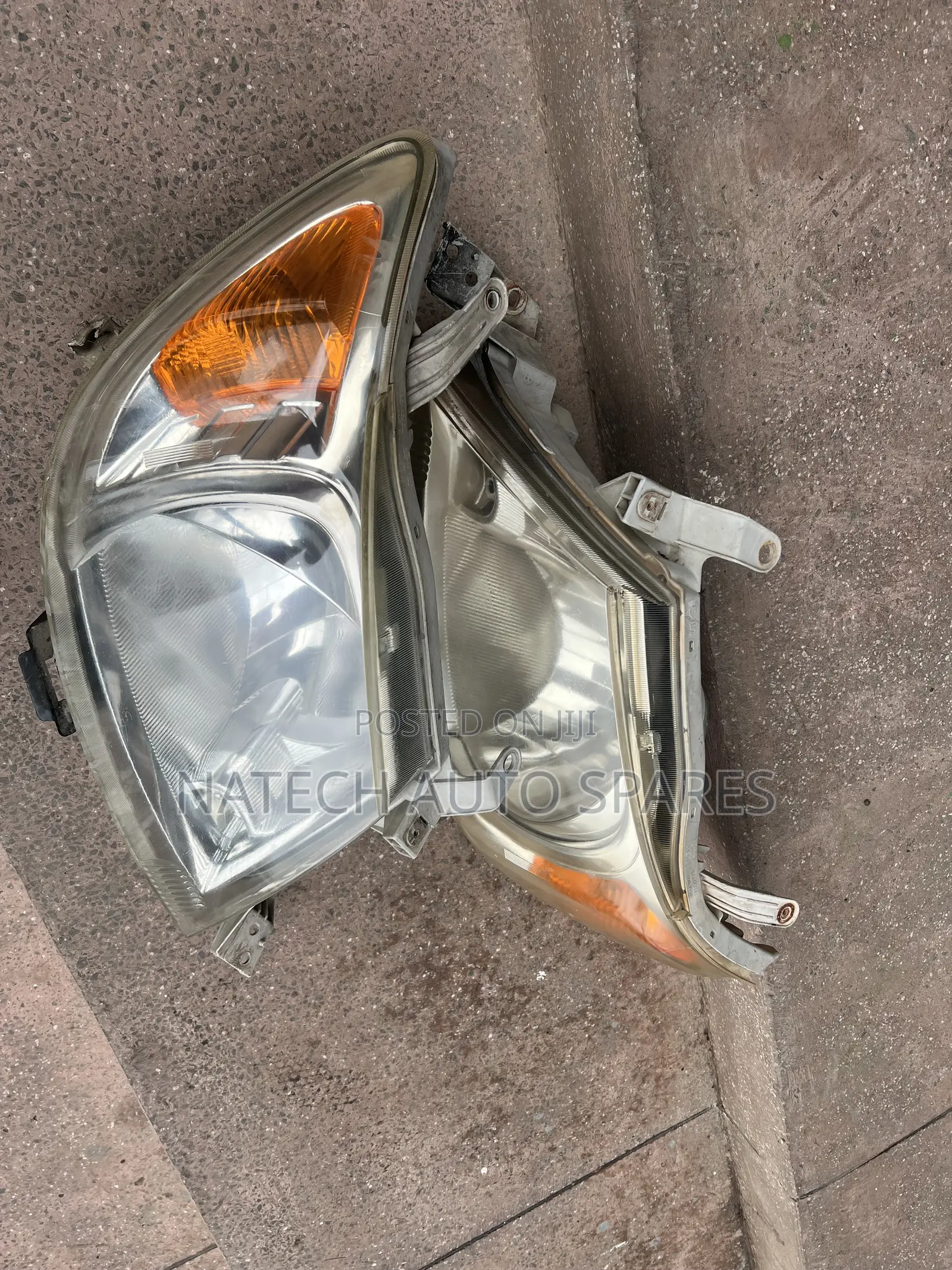 Toyota Hilux Headlight (2006)