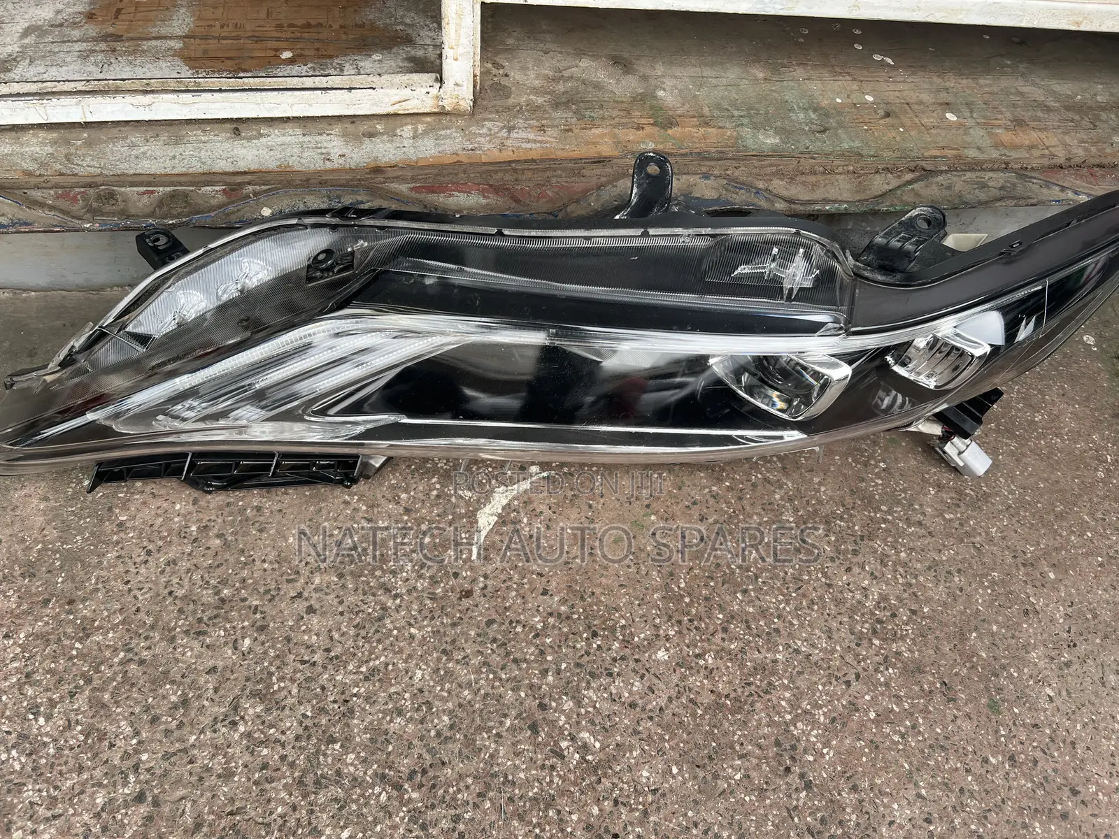 Toyota Harrier Headlight (48-147)