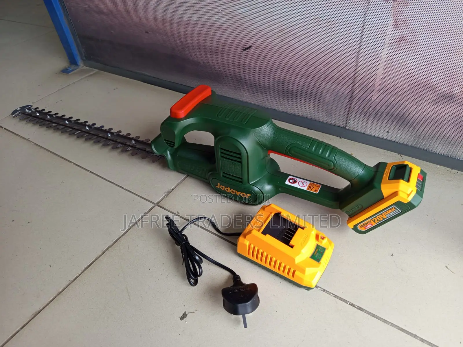 Cordless Hedge 
Trimmer
