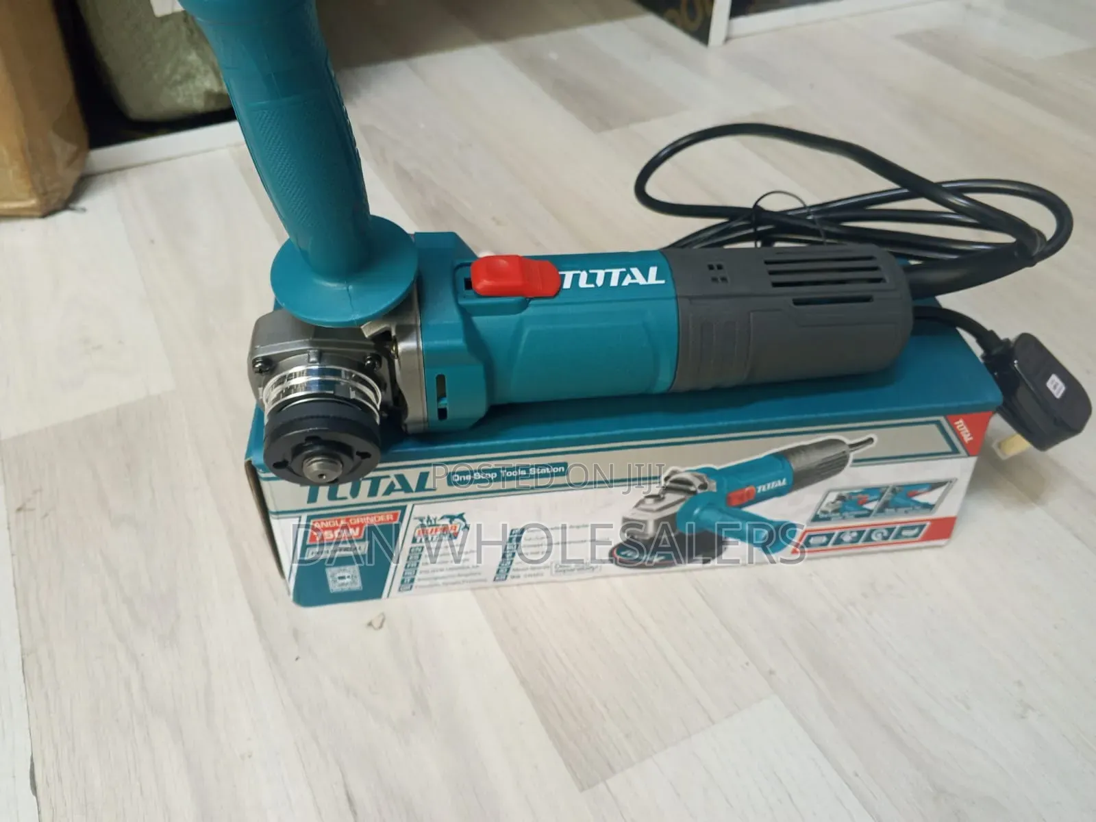 TOTAL 750W Angle Grinder Tool for Workshop and Site
