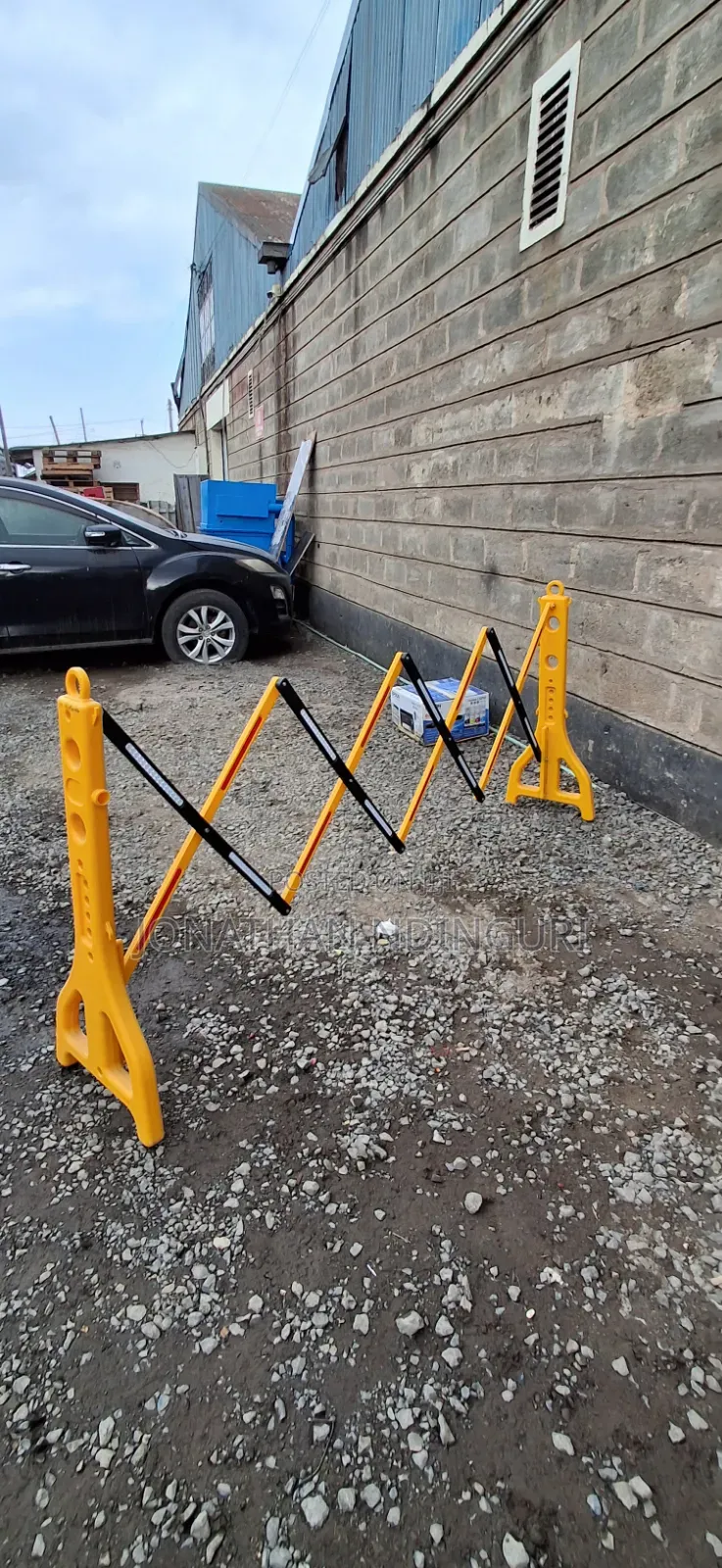 Expandable Plastic Barricade – High-Visibility Safety Barrier