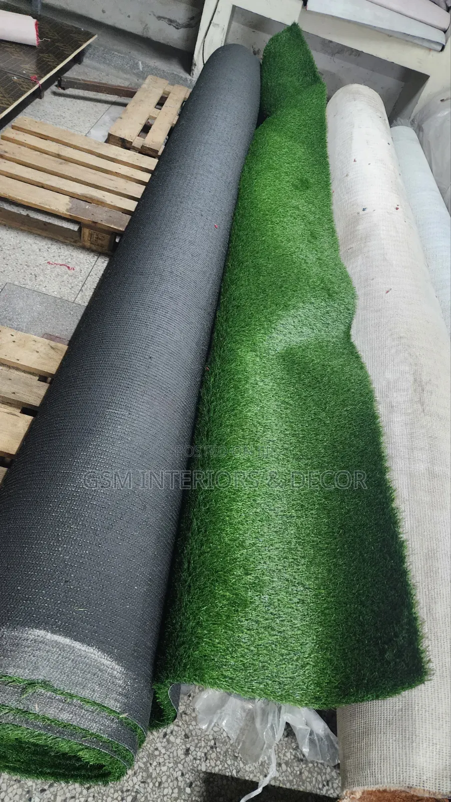 Artificial Green Grass Carpets for Restaurant Floors and Roof-Tops