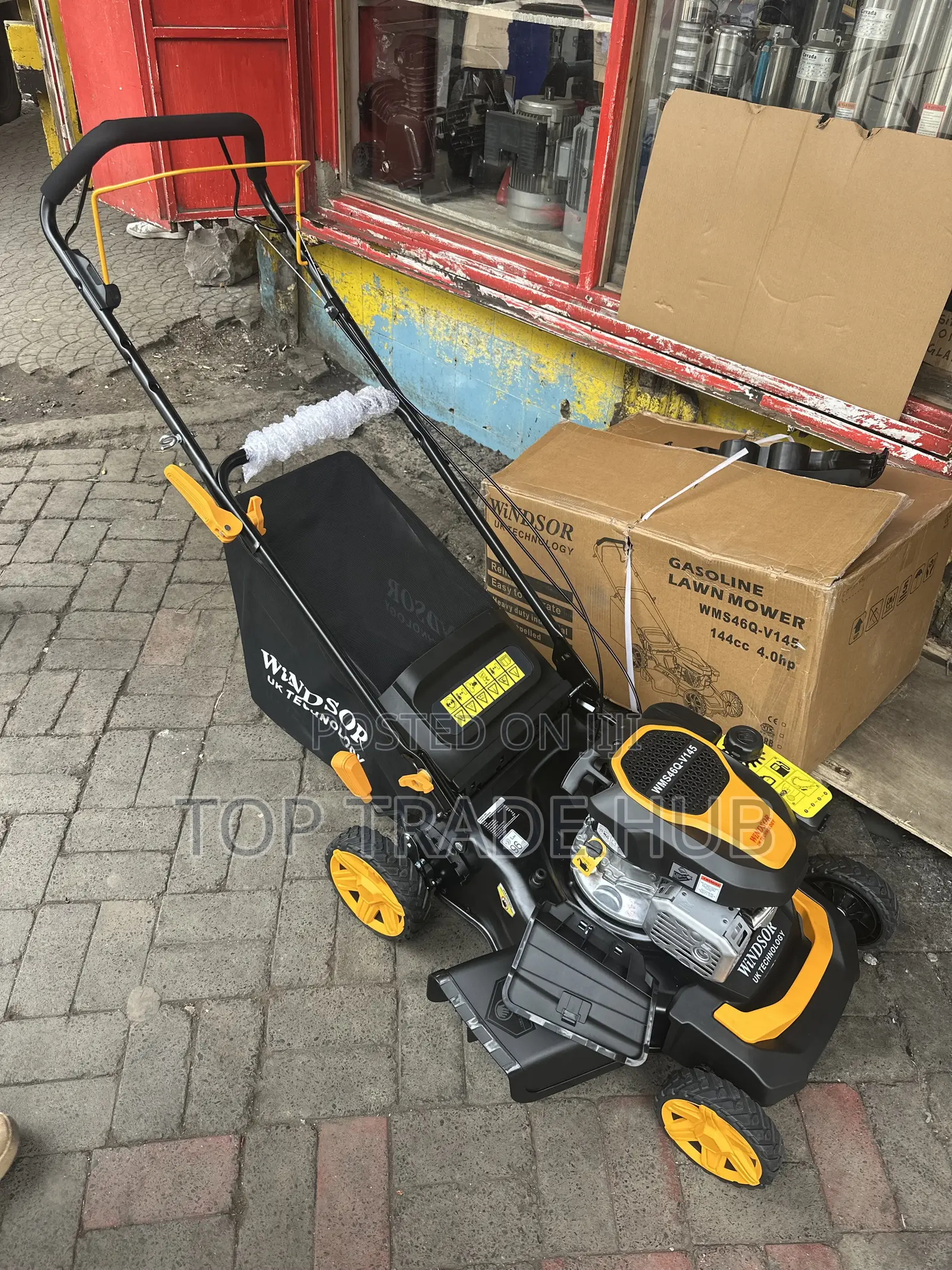 Windsor UK Petrol Lawn Mower 18" Blade 144cc Self-Propelled