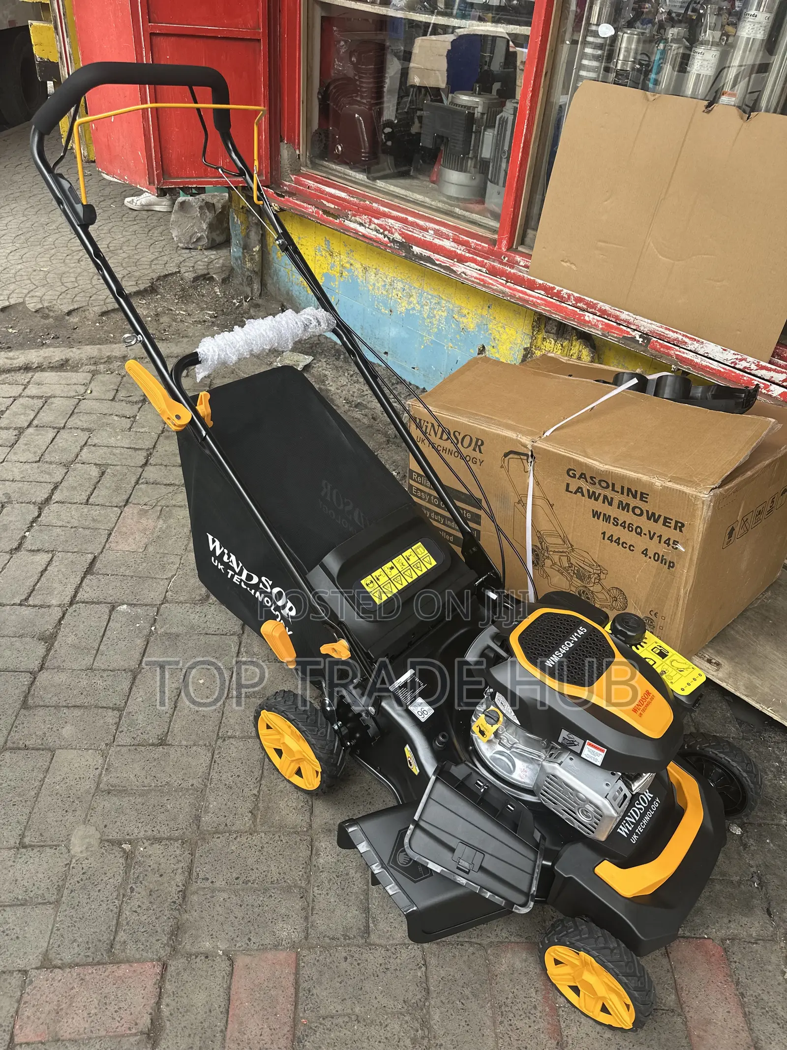Windsor UK Petrol Lawn Mower 18" Blade 144cc Self-Propelled