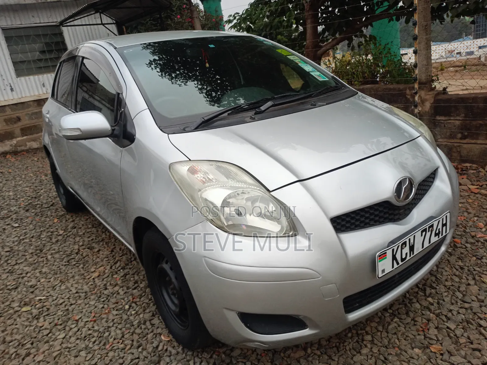Toyota Vitz 2011 Silver