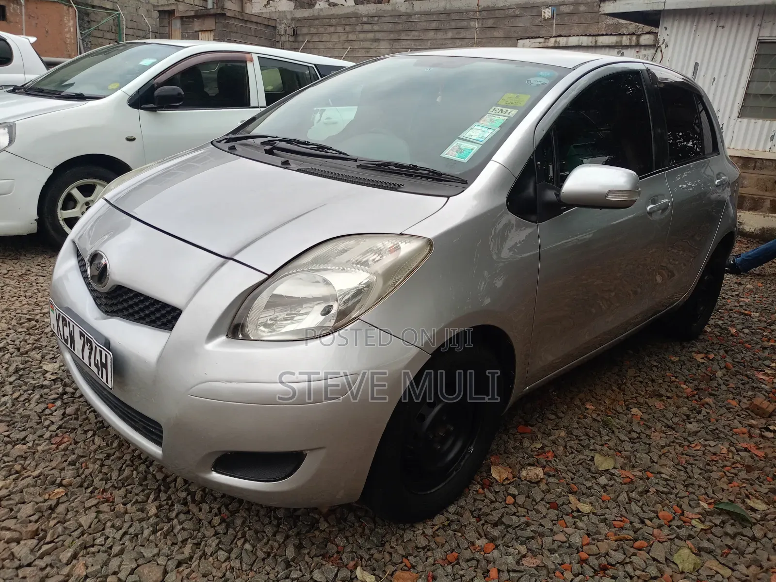 Toyota Vitz 2011 Silver