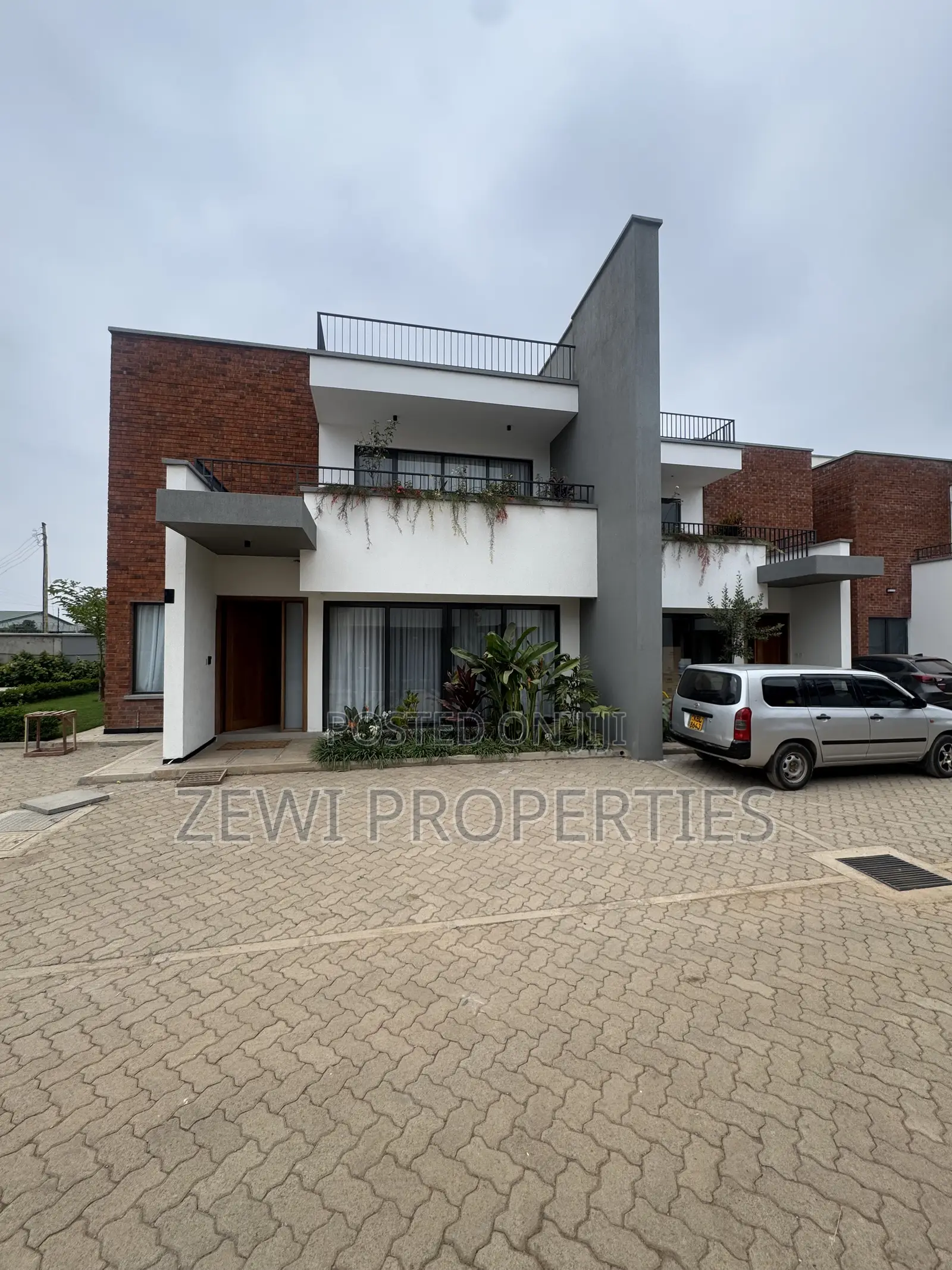 4bdrm Maisonette in Phenom Estate for sale