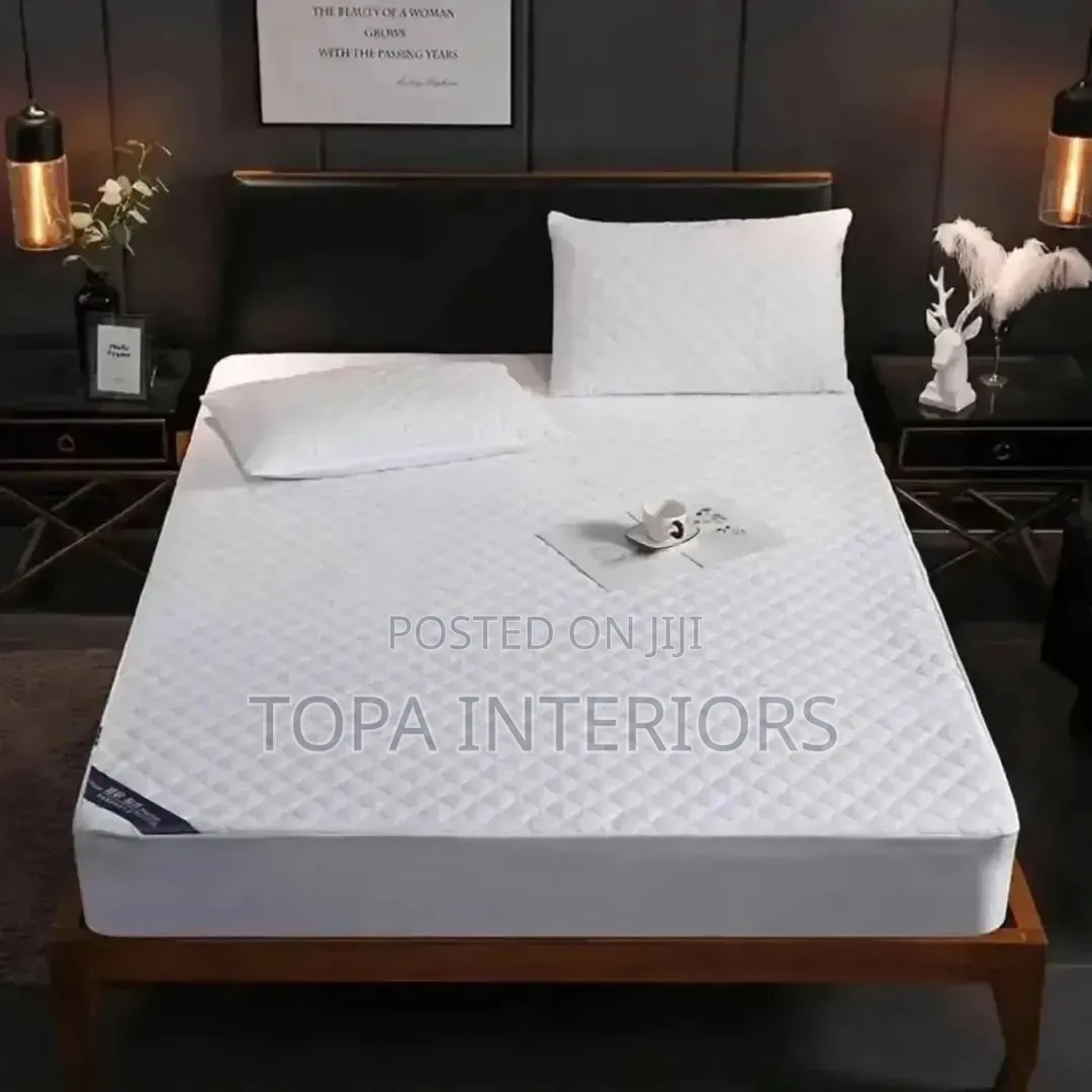 Luxurious Waterproof Mattress Protector With a Quilted Surface