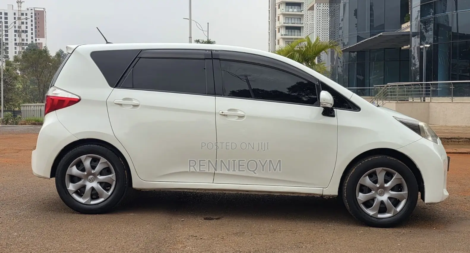 Toyota Ractis 1.5 FWD 2012 Pearl