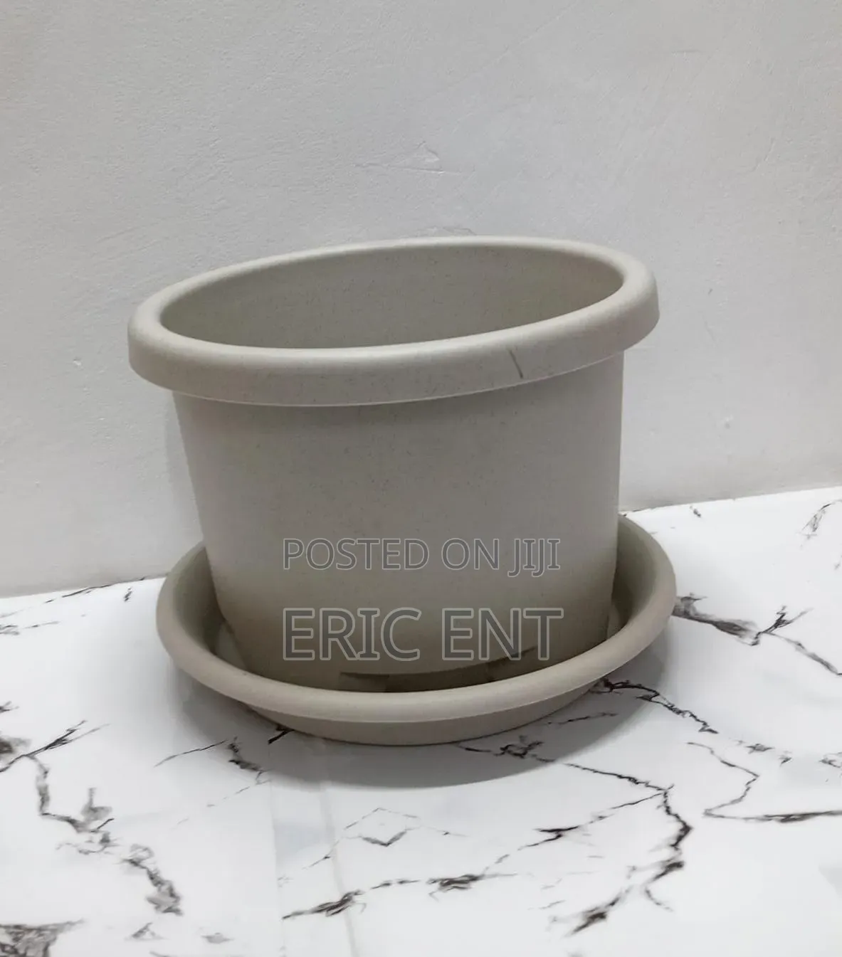 Flower Pot/ Planter Height: 19cm Upper Diameter: 26cm