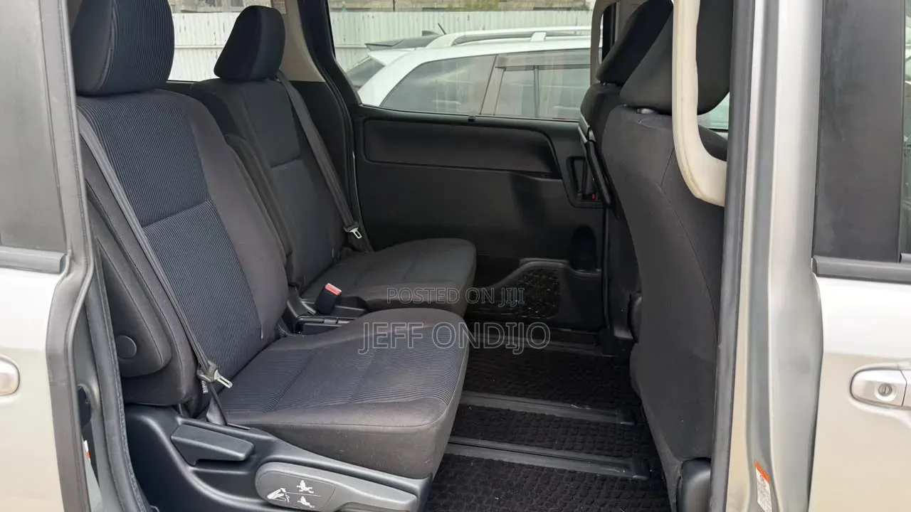 Toyota Voxy 2019 Silver