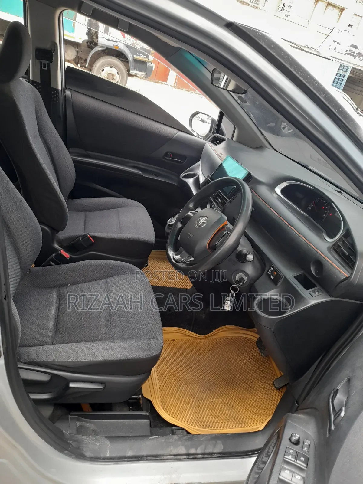 Toyota Sienta 2016 Silver