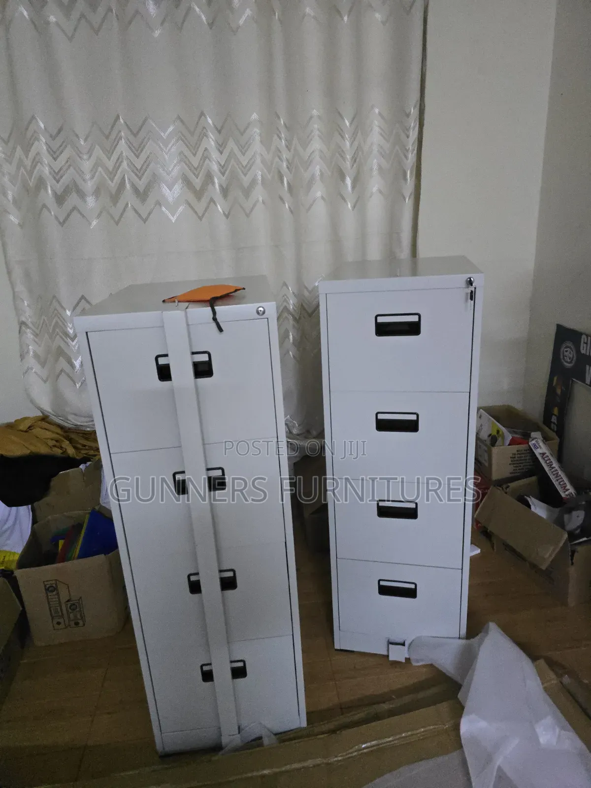 4 Ddrawers Cabinet With a Bar