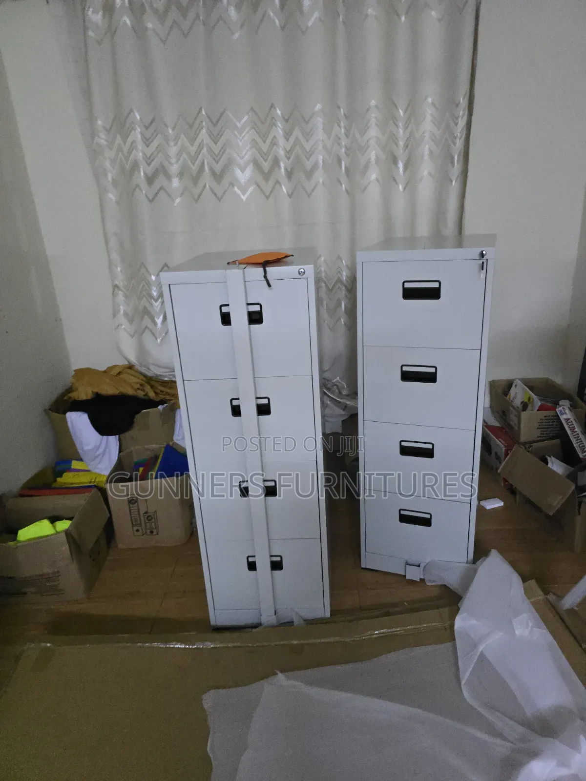4 Ddrawers Cabinet With a Bar