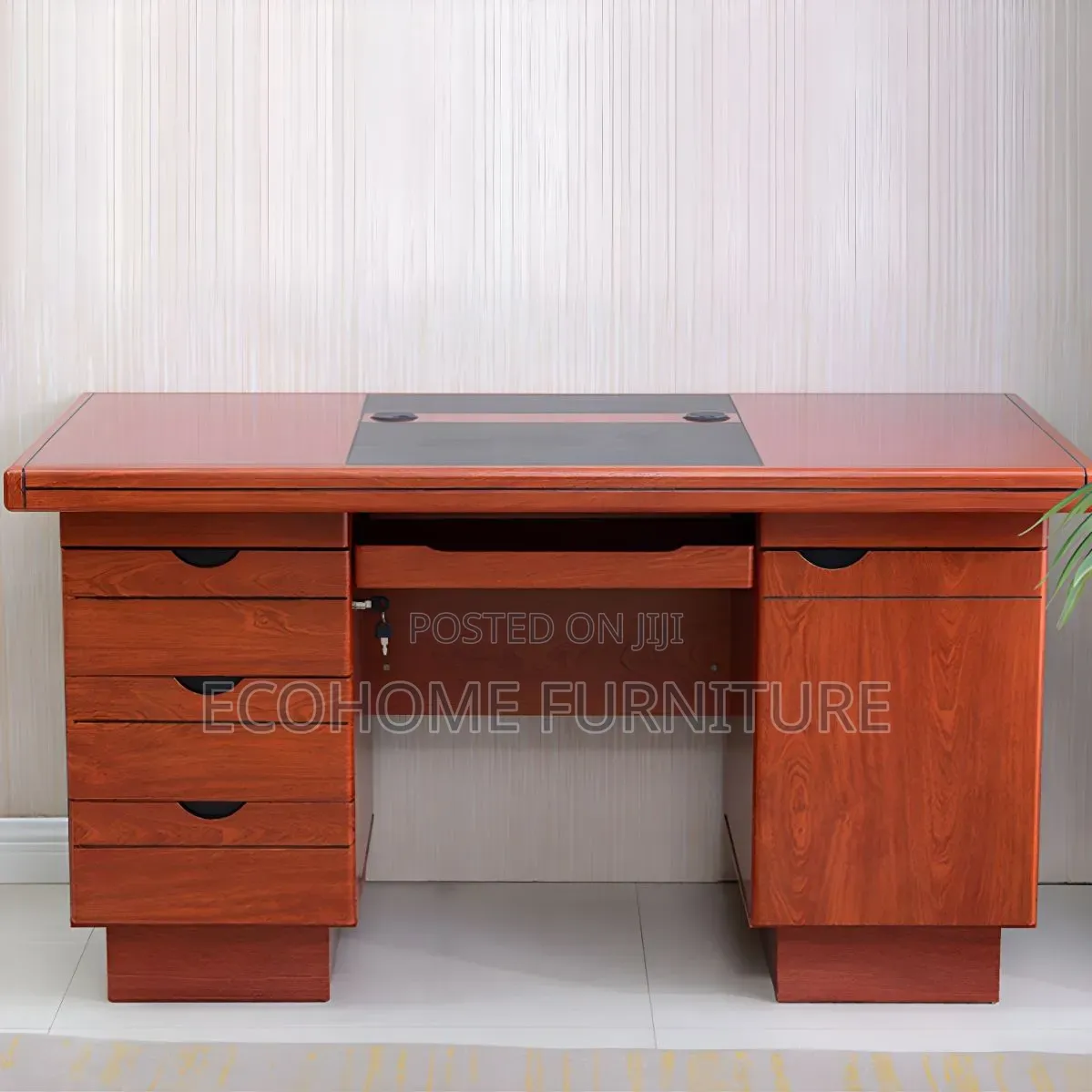 Office Desk . 1.4m Executive Desk With Lockable Drawers