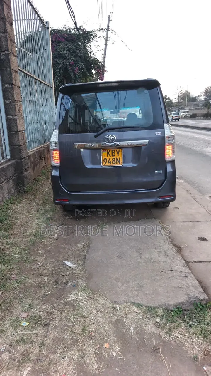 Toyota Noah 2008 Gray