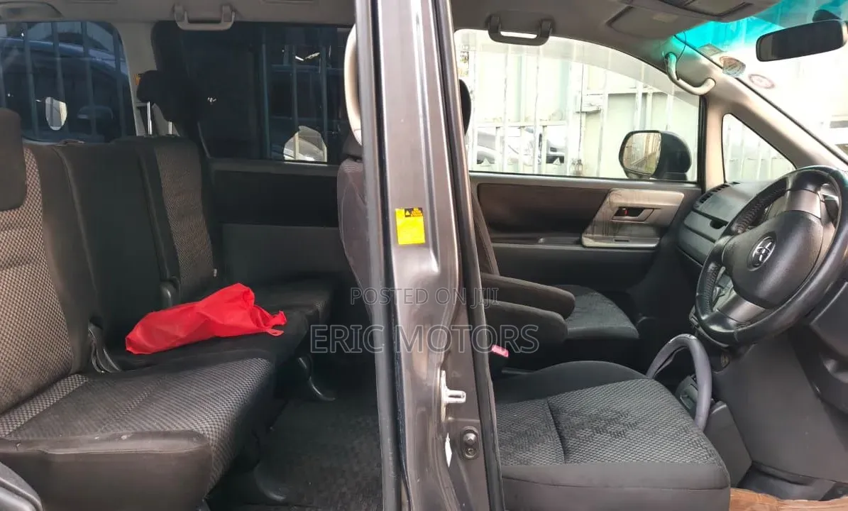 Toyota Noah 2007 Gray