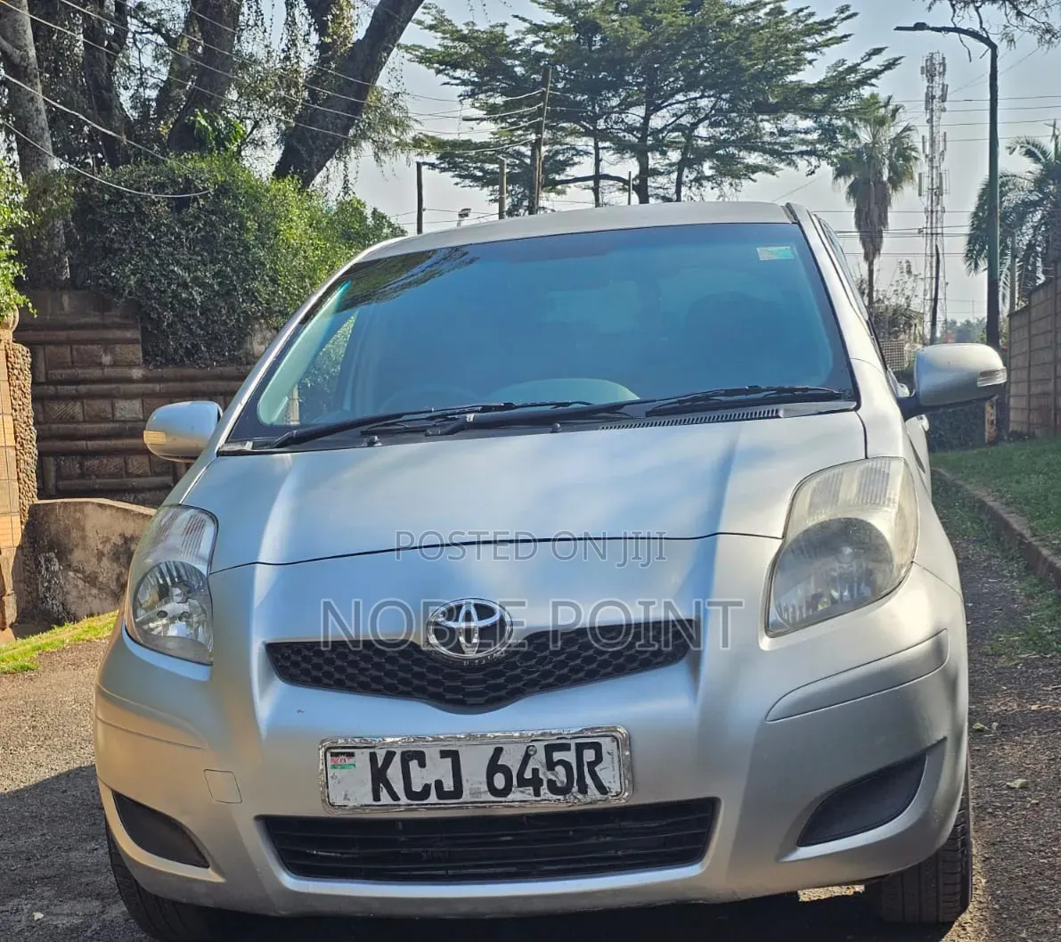 Toyota Vitz 2009 Silver