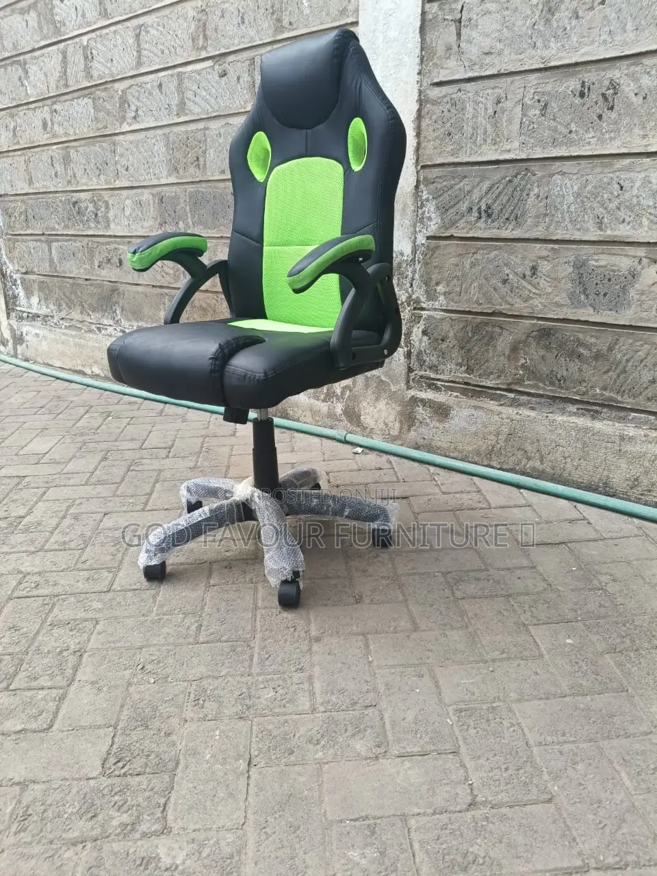 Elegant and Modern Gaming Chair