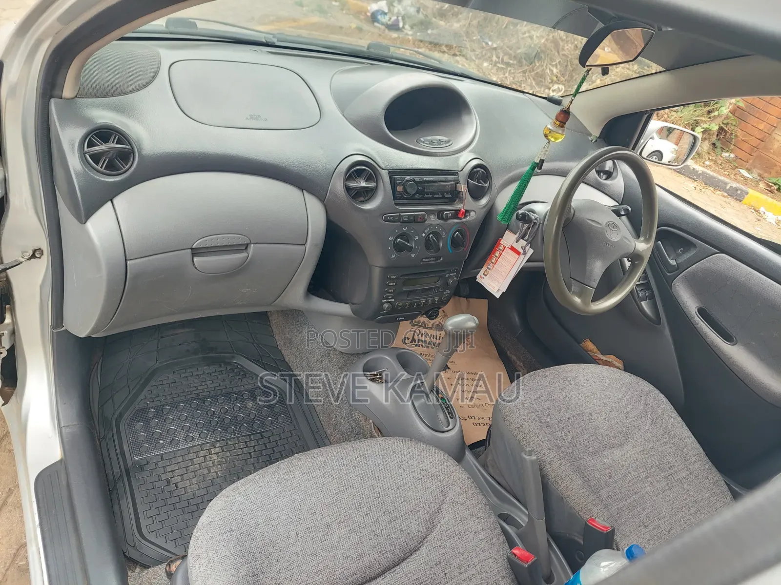 Toyota Vitz 2000 Silver