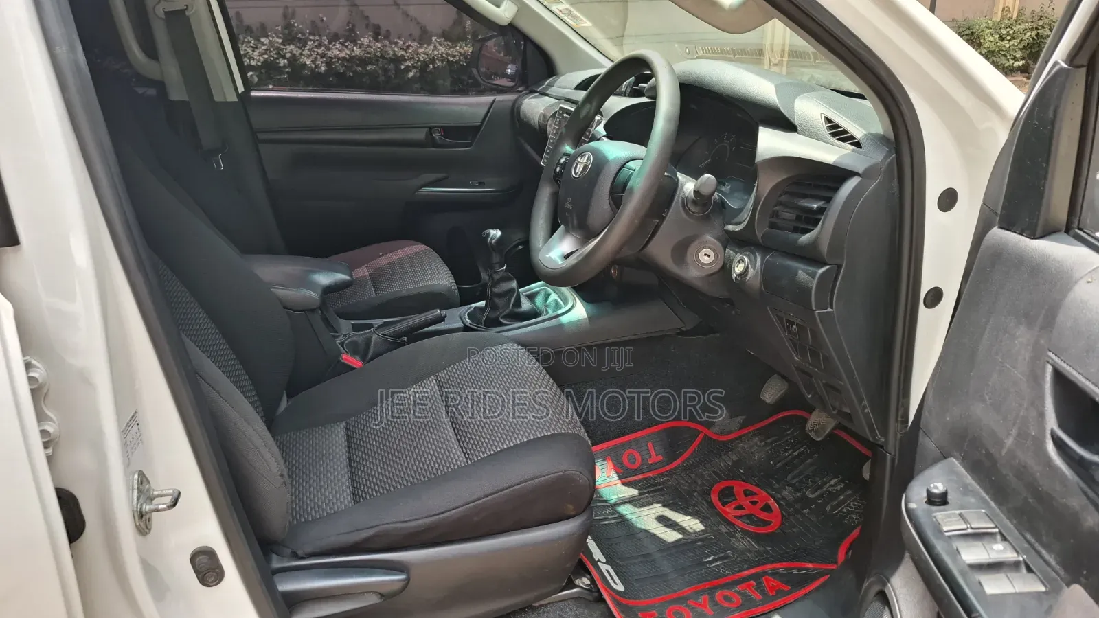 Toyota Hilux 2021 White