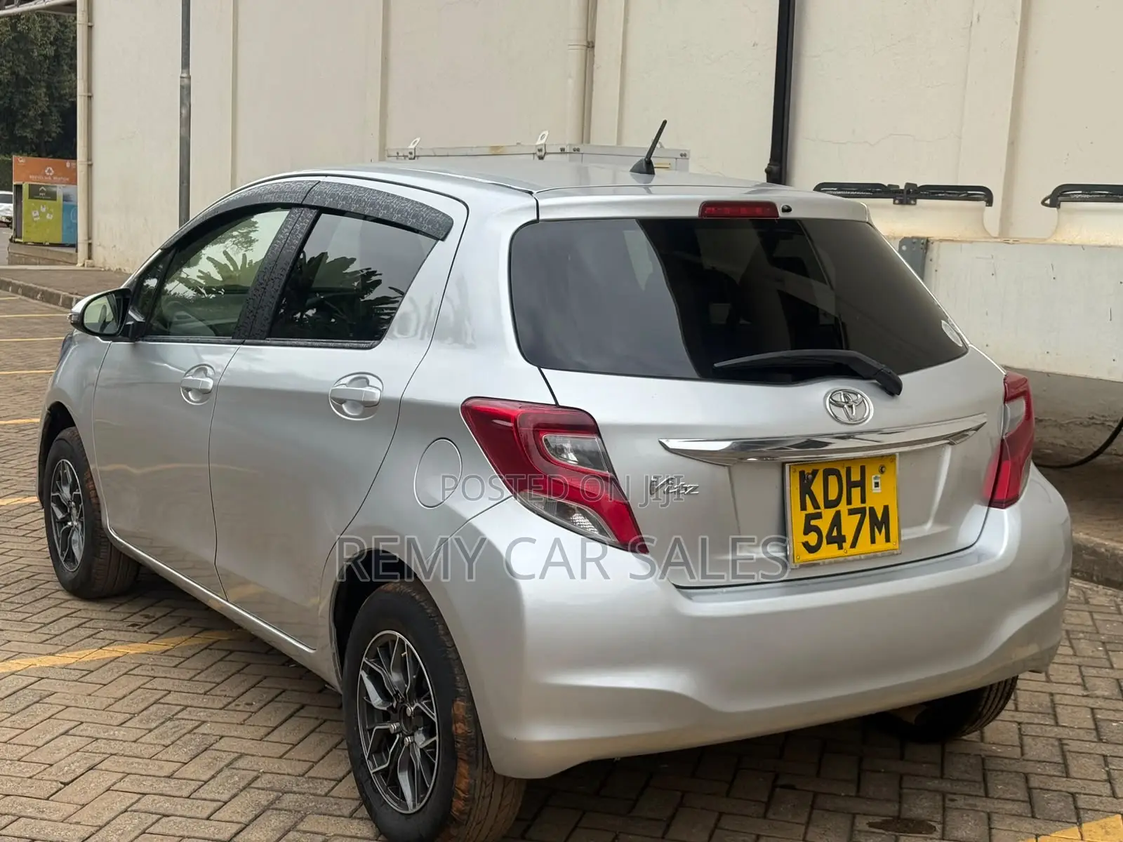 Toyota Vitz 2015 Silver