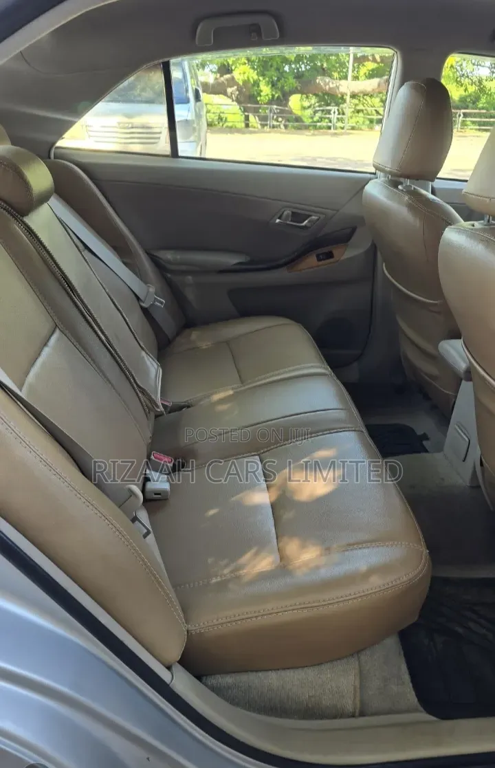 Toyota Premio 2011 Silver