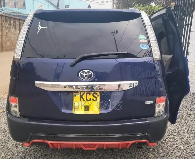 Toyota ISIS 2013 Blue