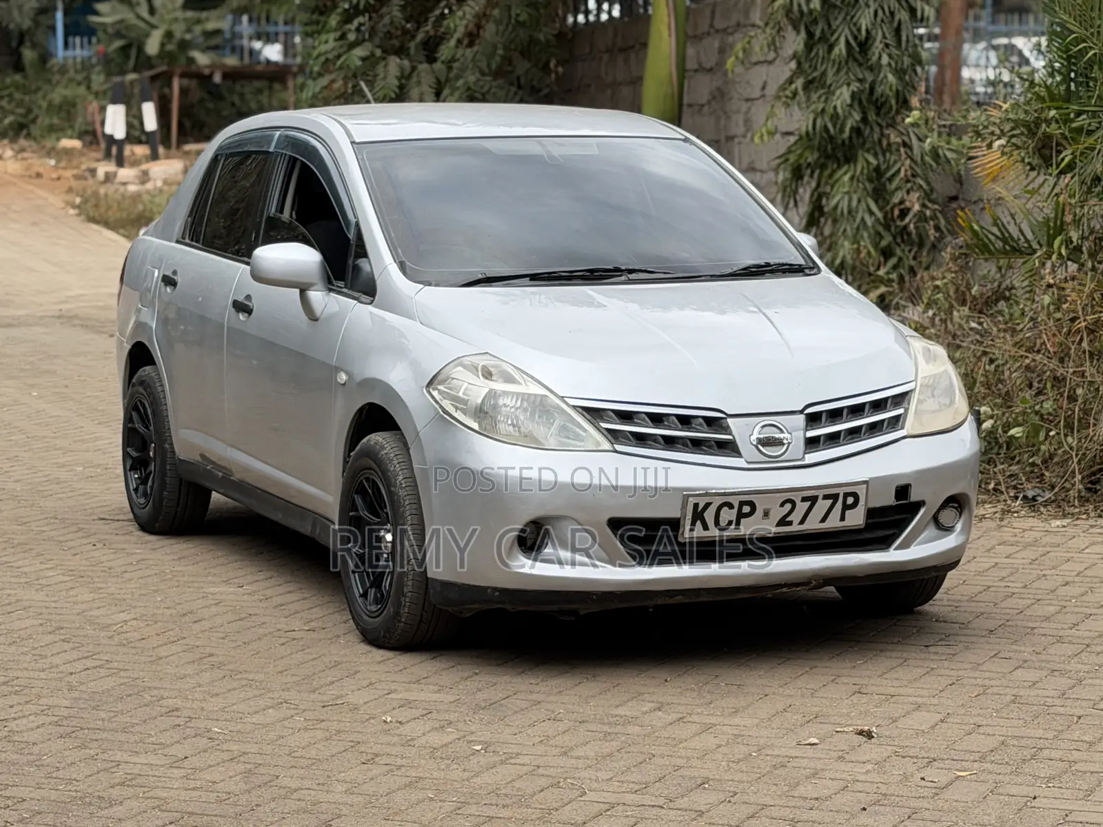 Nissan Tiida 2010 Silver