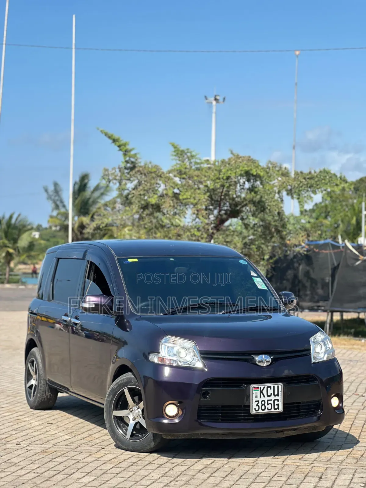 Toyota Sienta 2012 Maroon