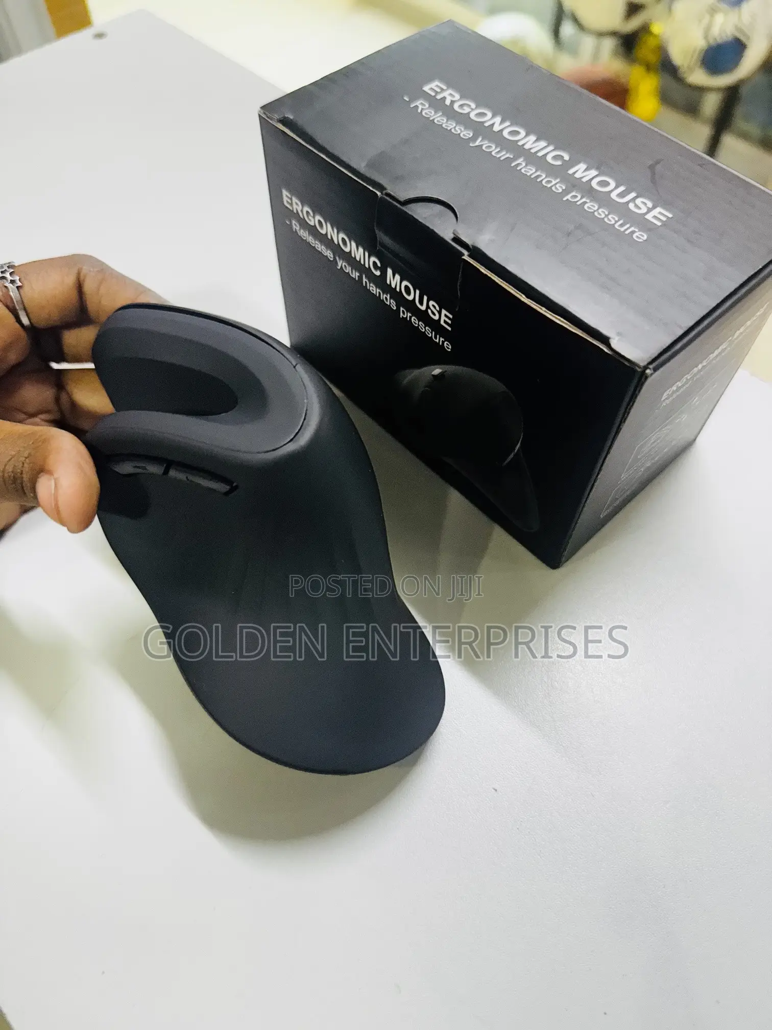 Comfort Grip Wireless Mouse – Designed for Long Working Hours