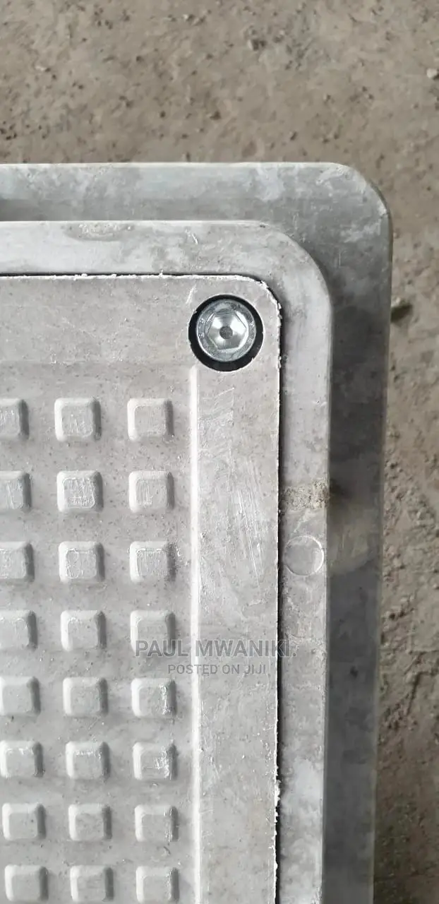 18×24 (600×450) Lockable Heavy Duty Manhole Covers.